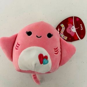 Saxa Stingray Valentine Squishmallow